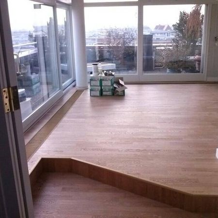 Zweischichtstabverlegung Eiche Natur mit fertig geölter Oberfläche auf Podestfläche mit Heizungskonvektoren verlegt