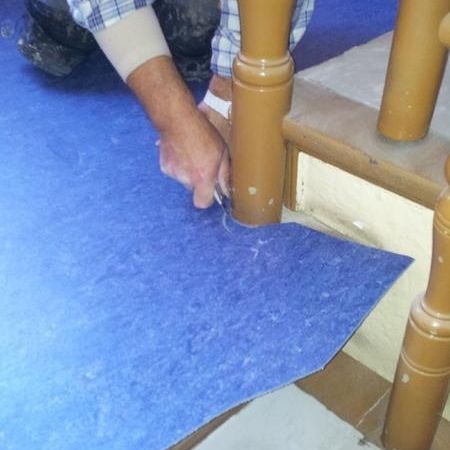 Verlegung vom Linoleum Armstrong - anschneiden am Treppenlauf