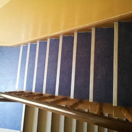 Verlegung vom Linoleum Armstrong im Treppenhaus auf Stufen